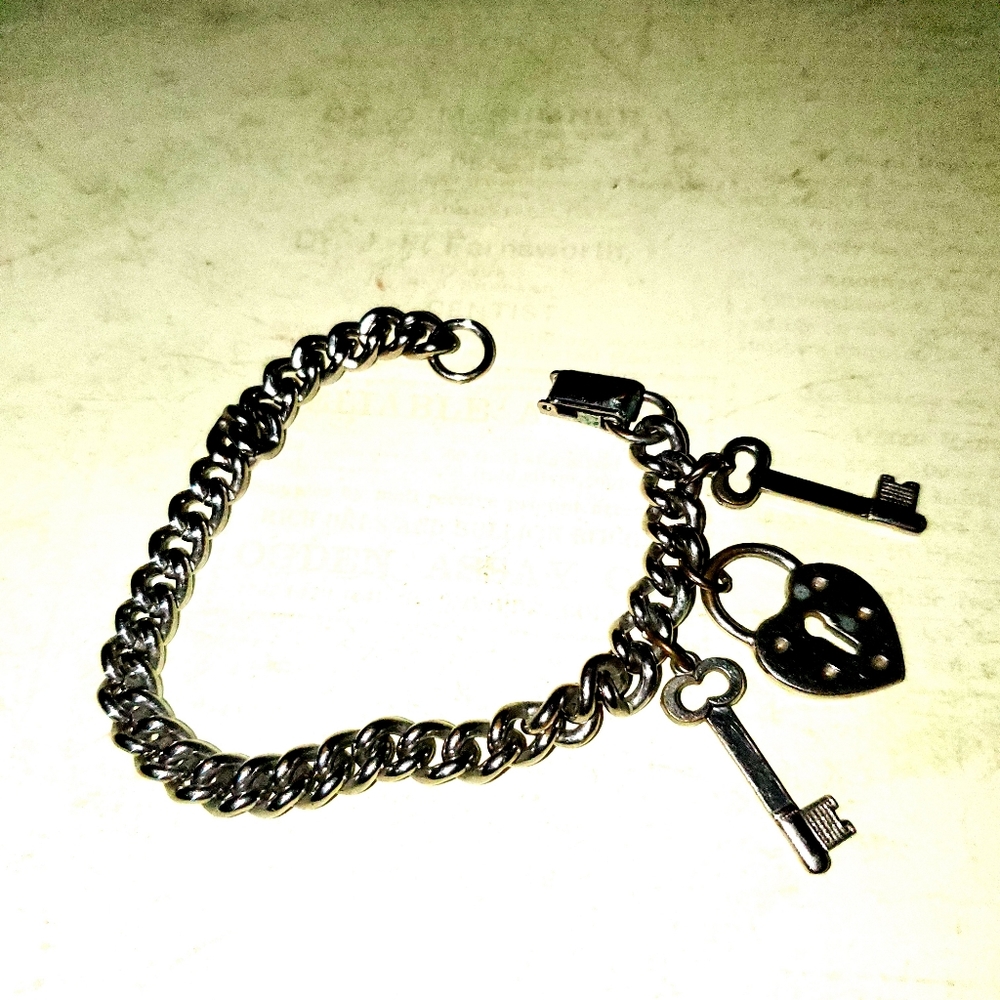 Novelty Vintage Heart Key Padlock Charm Ladies Bracelet